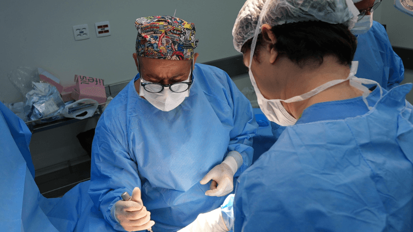 Dr. Gilberson Wanderley Silva destaca como a cirurgia estética pode transformar não só o corpo, mas também a autoestima e a autoconfiança.