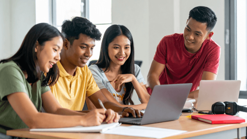 A cultura digital na escola ganha força quando Sérgio Bento De Araújo analisa o caminho que vai do engajamento dos alunos ao desenvolvimento técnico.