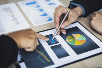 A gestão financeira para não-financeiros começa com indicadores simples que o gestor precisa enxergar toda semana. Alfredo Moreira Filho orienta sobre foco em fluxo de caixa e desempenho.