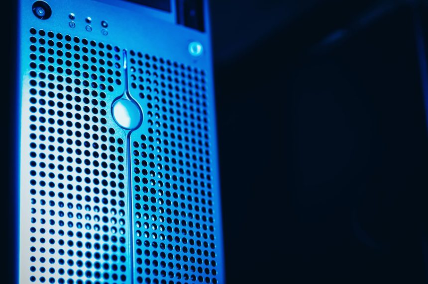 Sala de data center com racks de servidores iluminados em azul.