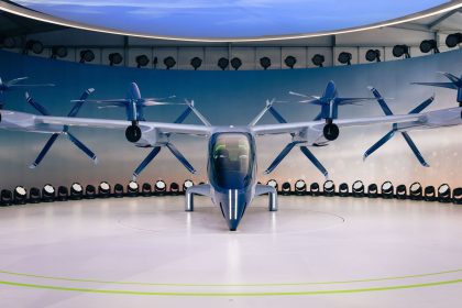 Protótipo de aeronave elétrica futurista com hélices, exibido em ambiente interno.