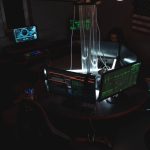 Equipe trabalha diante de computadores em uma sala de monitoramento de segurança digital.