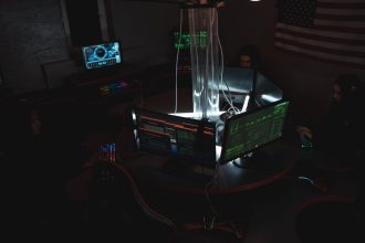 Equipe trabalha diante de computadores em uma sala de monitoramento de segurança digital.