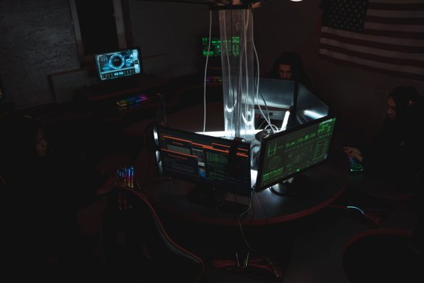 Equipe trabalha diante de computadores em uma sala de monitoramento de segurança digital.