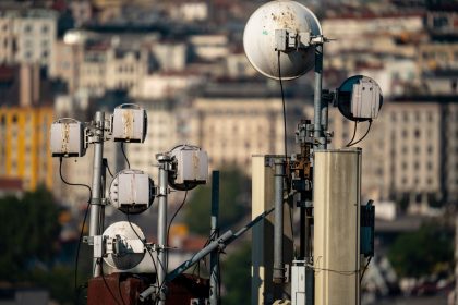 Antenas de telecomunicações instaladas no topo de um edifício, contra o céu.