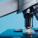 Equipamentos e microscópio em um laboratório de pesquisa científica