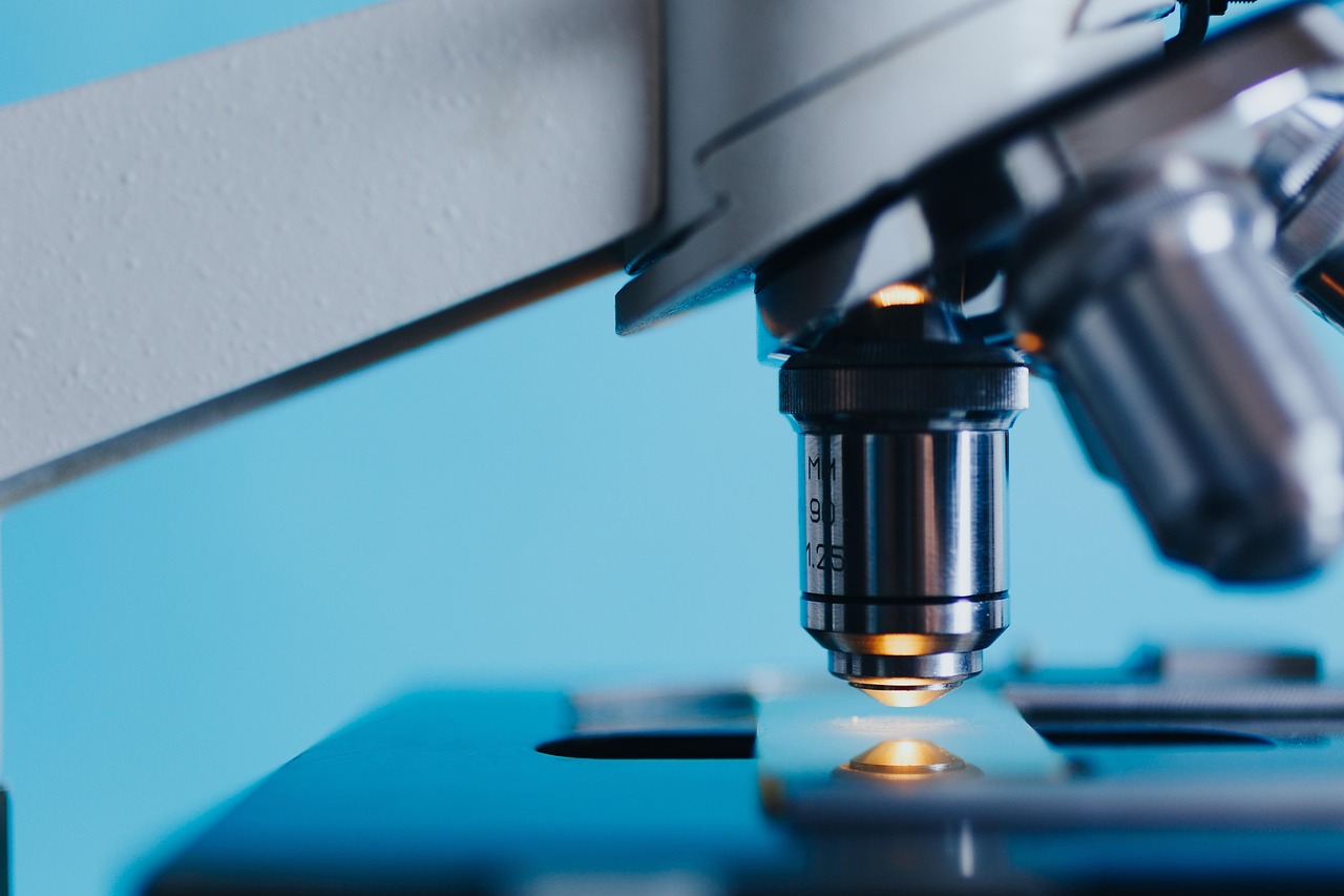 Equipamentos e microscópio em um laboratório de pesquisa científica